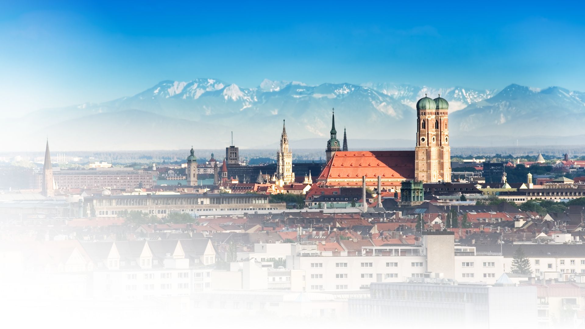 Skyline von München mit Frauenkirche und Alpenblick