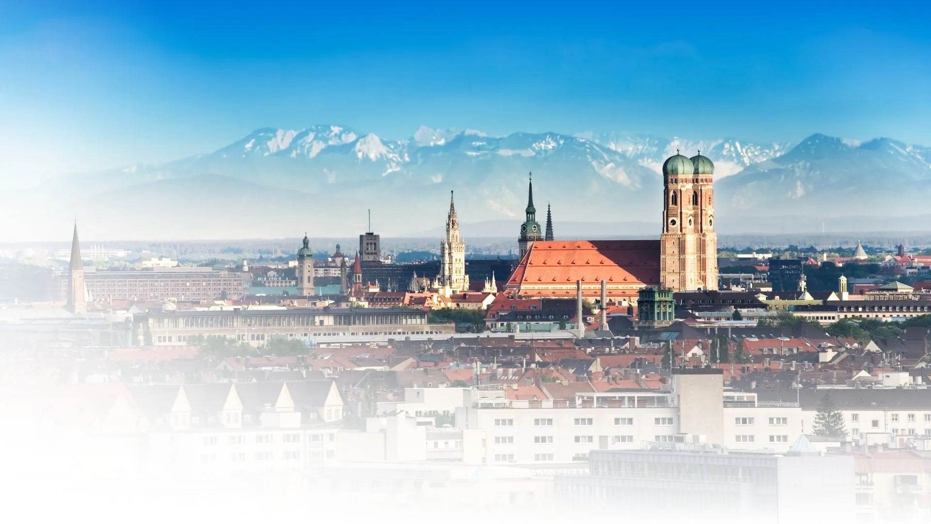 Skyline von München mit Frauenkirche und Alpenblick